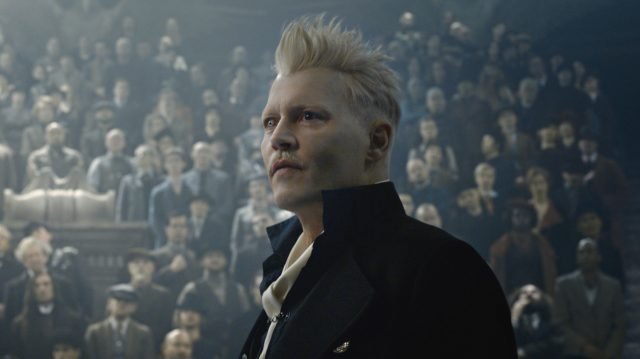 Gellert Grindelwald è una figura dall'animo ambiguo, ma che con le parole riesce a incantare e ad alterare i fatti con una diversa magia.