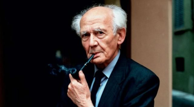 Paolo Sorrentino ne "Le conseguenze dell'amore" muove i primi passi verso quello che sarà il suo linguaggio del tutto personale e poetico.