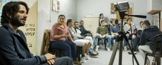 Doubtful Trama semplice e struttura sottile, Doubtful ci porta tra i sobborghi israeliani, in una realtà molto più vicina di quanto si possa pensare.