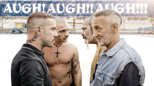 Ultras è la storia di Sandro, capo ultras degli Apache, e della sua ricerca di una vita normale oltre lo stadio per crearsi un futuro.