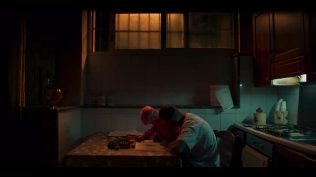 Ultras è la storia di Sandro, capo ultras degli Apache, e della sua ricerca di una vita normale oltre lo stadio per crearsi un futuro.