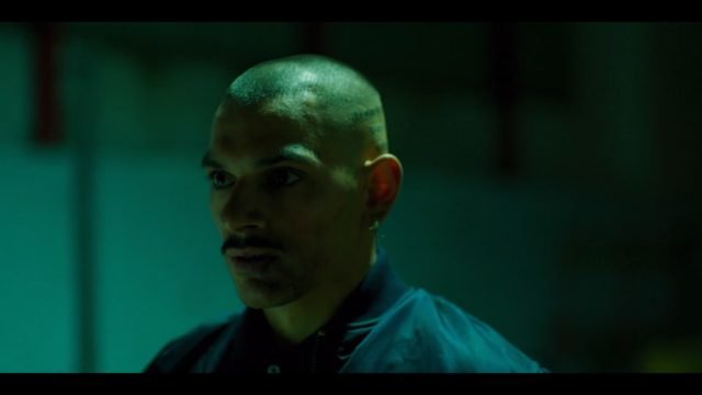 Ultras è la storia di Sandro, capo ultras degli Apache, e della sua ricerca di una vita normale oltre lo stadio per crearsi un futuro.