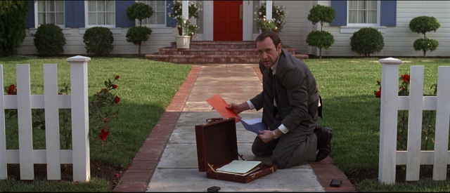 American Beauty di Sam Mendes è un film sulla bellezza che salva: e quindi bellezza, che sei ovunque e ovunque tu sia, salvaci ancora