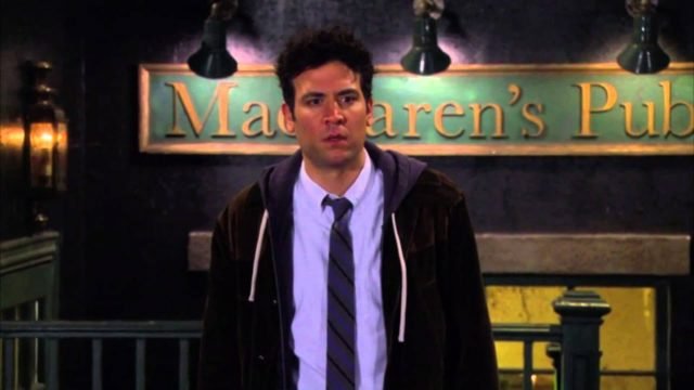 Ted Mosby nella serie How I Meet Your Mother è all'eterna ricerca del vero amore, della compagna di vita che ha sempre desiderato affianco.