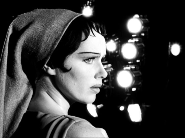 Attraverso le analisi di Elisabeth e Alma, Bergman indaga la vita; il prezzo del viverla in maniera autentica; il farmaco della menzogna. 