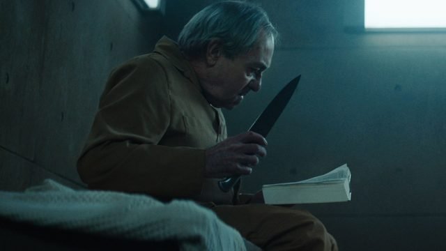 Attraverso uno sguardo alla Commedia di Dante, si propone la lettura del Buco, che metta in evidenza l'essenziali discromie con l'Inferno. 