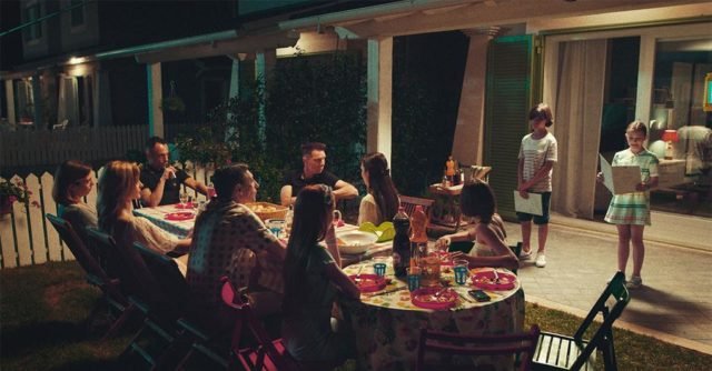 Il secondo film dei fratelli D'innocenzo, Favolacce, è un oscuro affresco che ritrae la quotidianità di un paesino ai margini di Roma.