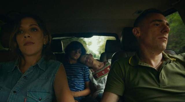 Il secondo film dei fratelli D'innocenzo, Favolacce, è un oscuro affresco che ritrae la quotidianità di un paesino ai margini di Roma.