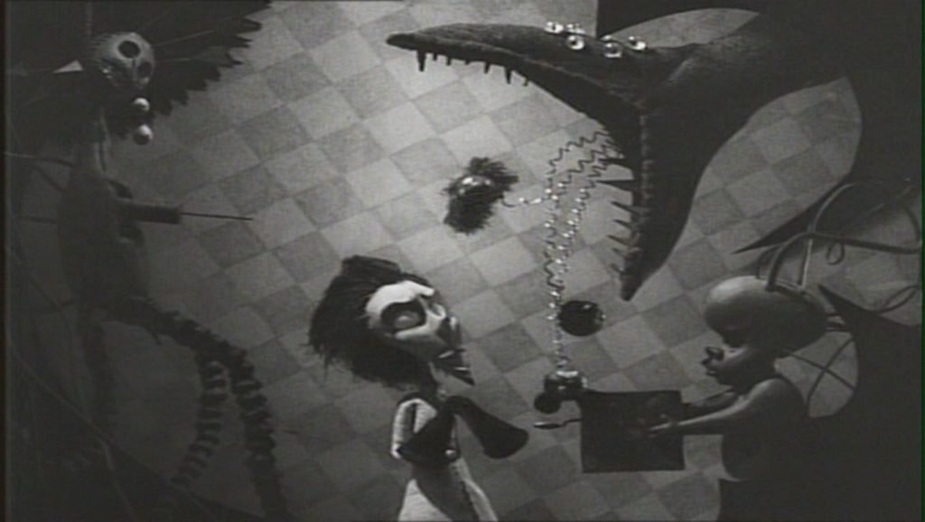 Attraverso la favola oscura, Burton anima un mondo di bizzaria e diversità, di personaggi da scavare a fondo, al di là delle loro apparenze