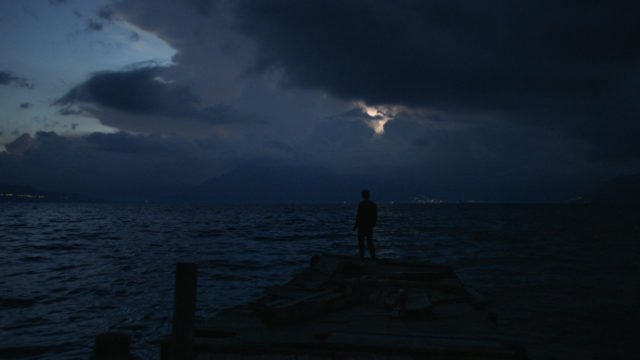 Los Fantasmas racconta la storia di Koki, ladruncolo di Guatemala City incapace di sfuggire a una vita di stenti e solitaria.