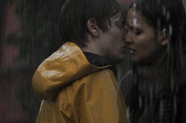 I due protagonisti di Dark. Due parti di un Nodo infrangibile. Un amore tragico e impossibile, al di là dello Spazio e del Tempo.