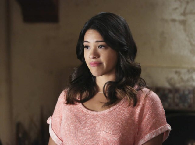 Jane The Virgin racconta tra riflessione sociale, plot twist assurdi e tanto altro, la vita sentimentale e lavorativa di Jane.
