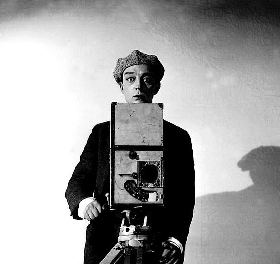 Buster Keaton e l'uso del metacinema, da Sherlock jr a The cameraman, la comicità che riflette attraverso il ribaltamento dei punti di vista.