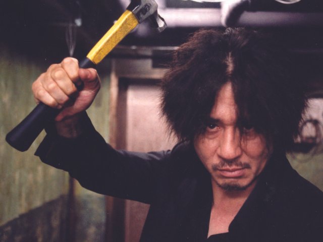 Park Chan-wook con Oldboy realizza un ritratto spietato di un Edipo contemporaneo, animato dalla spasmodica ricerca di verità e di vendetta.