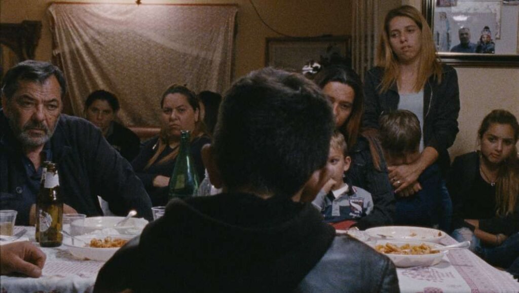 Con A Ciambra, Carpignano ci fornisce la fotografia di una realtà crudele e amara in cui non c'è spazio per l'infanzia e l'innocenza