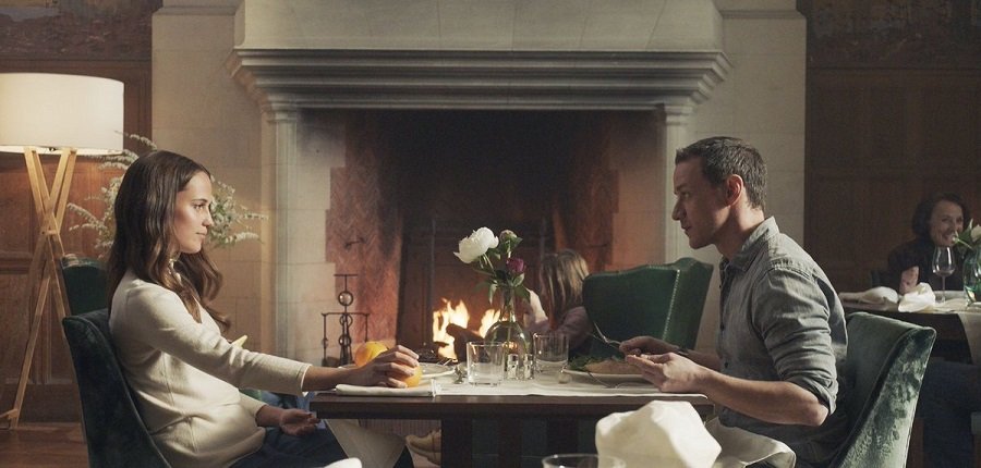 Submergence riflette sulle connessioni tra anime e luoghi e poi sull'amore che sopravvive alla distanza e alla sofferenza.