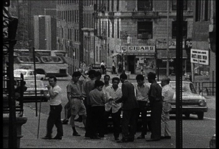 Il cinema di Wim Wenders racconta il legame tra città, natura e uomini sempre in cammino sulla strada del tempo tra cinema europeo e americano