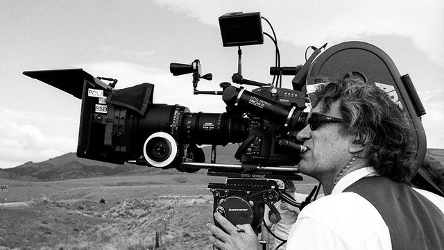 Il cinema di Wim Wenders racconta il legame tra città, natura e uomini sempre in cammino sulla strada del tempo tra cinema europeo e americano