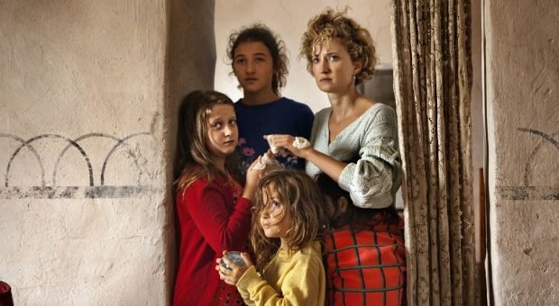 Fiabe bianche e fiabe nere Le luci e le ombre dell'essere umano raccontate magistralmente dalle fiabe di due dei registi iniziatori del realismo allegorico italiano.