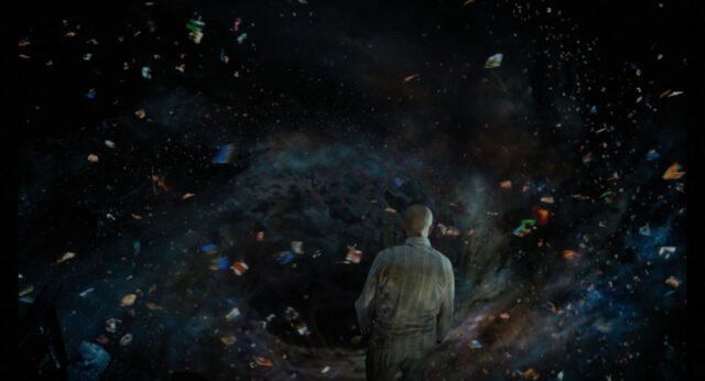 Chi si confronta con The Zero Theorem ha l’onere di ricomporre il puzzle di distopia, fede e solipsismo, i cui pezzi sono sparsi lungo l'intera pellicola.