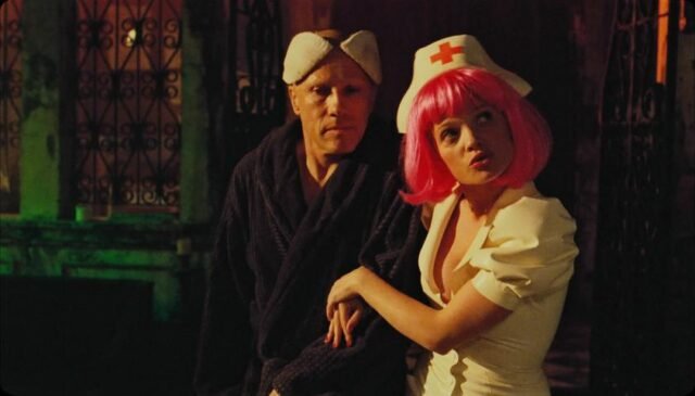 Chi si confronta con The Zero Theorem ha l’onere di ricomporre il puzzle di distopia, fede e solipsismo, i cui pezzi sono sparsi lungo l'intera pellicola.