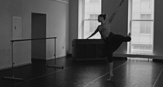 Noah Baumbach con Frances Ha realizza un sarcastico e malinconico ritratto dell'inconcludenza tessendo un elogio all'errore e alla semplicità