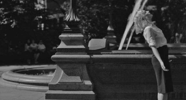 Noah Baumbach con Frances Ha realizza un sarcastico e malinconico ritratto dell'inconcludenza tessendo un elogio all'errore e alla semplicità