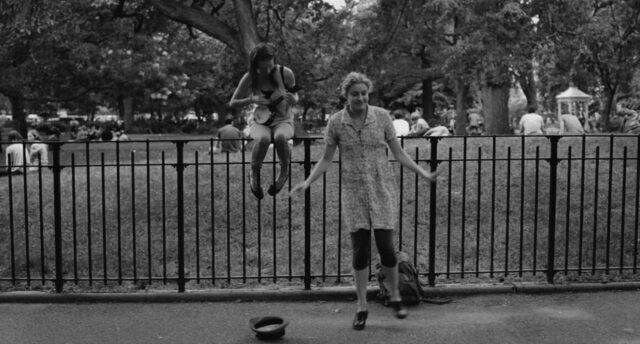Noah Baumbach con Frances Ha realizza un sarcastico e malinconico ritratto dell'inconcludenza tessendo un elogio all'errore e alla semplicità