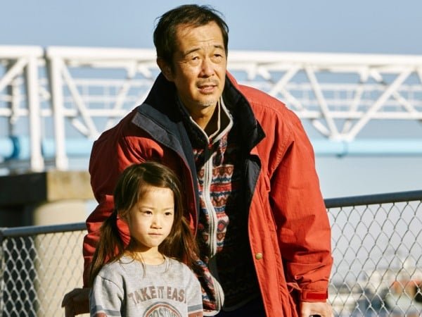 Little Miss Sunshine e Un affare di famiglia rappresentano due modi differenti di analizzare la famiglia, i legami, le scelte, la tradizione e la società stessa.