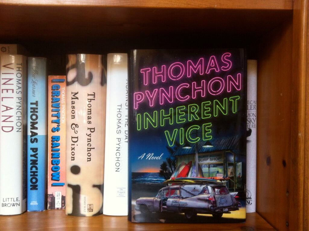 Paul Thomas Anderson in Vizio di forma rielabora l'immaginario letterario di Pynchon, tra nichilismo e onirismo, tra noir e hardboiled