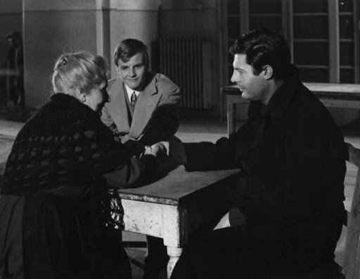 Cronaca Familiare è un film profondo e denso di emozioni, capace di scuoterci nel profondo, mostrandoci la tenerezza dei rapporti familiari