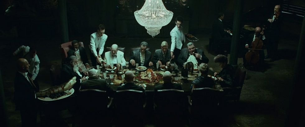 Next Floor Il banchetto e i commensali in Next Floor di Denis Villeneuve