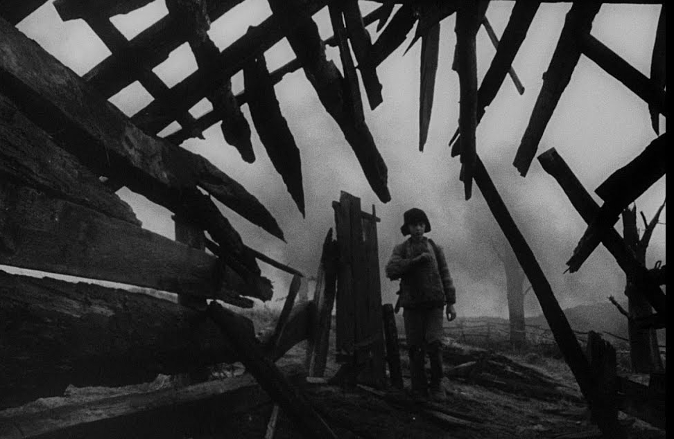 L'infanzia di Ivan è il primo lungometraggio di Andrej Tarkovskij, dove il poeta del Cinema racconta la guerra tramite gli occhi di un bambino
