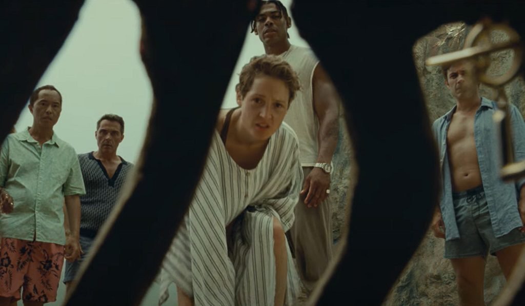 Old di M Night Shyamalan riflette sul valore che l'uomo attribuisce alla vita e al tempo tra horror, commedia, grottesco e surrealismo.