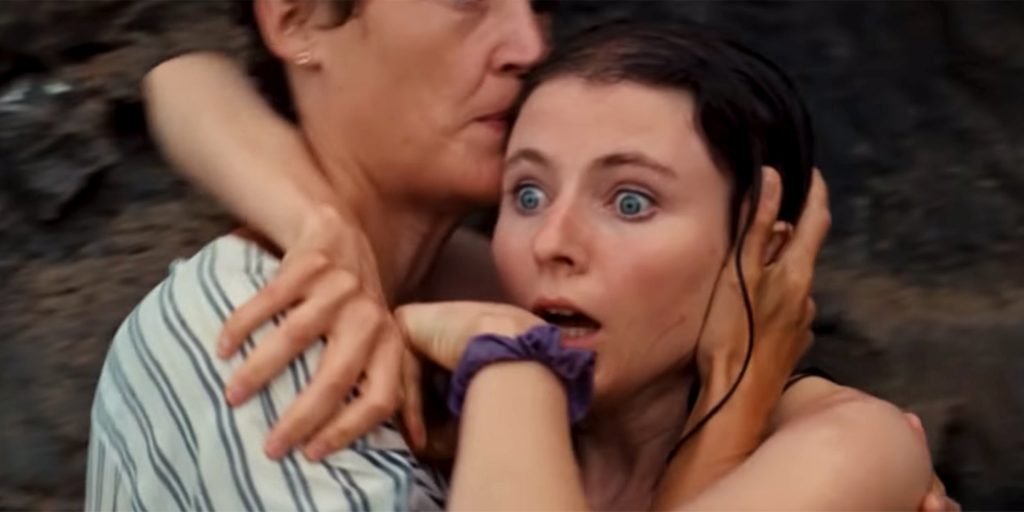 Old di M Night Shyamalan riflette sul valore che l'uomo attribuisce alla vita e al tempo tra horror, commedia, grottesco e surrealismo.