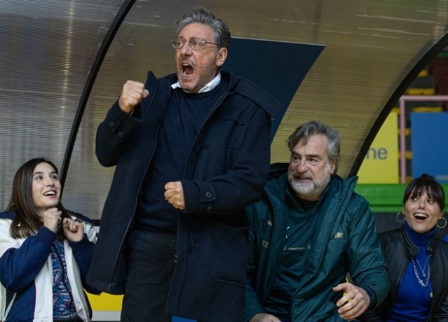 Crazy for Football racconta di un gruppo di pazienti psichiatrici che inizia a stare meglio grazie al sogno dei mondiali di calcio.