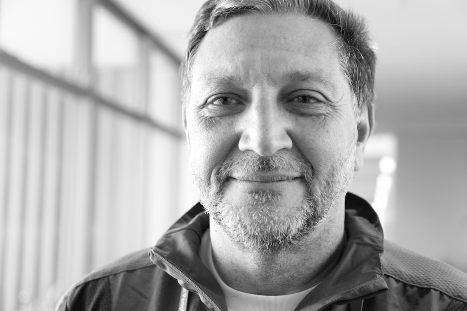 Crazy for Football racconta di un gruppo di pazienti psichiatrici che inizia a stare meglio grazie al sogno dei mondiali di calcio.