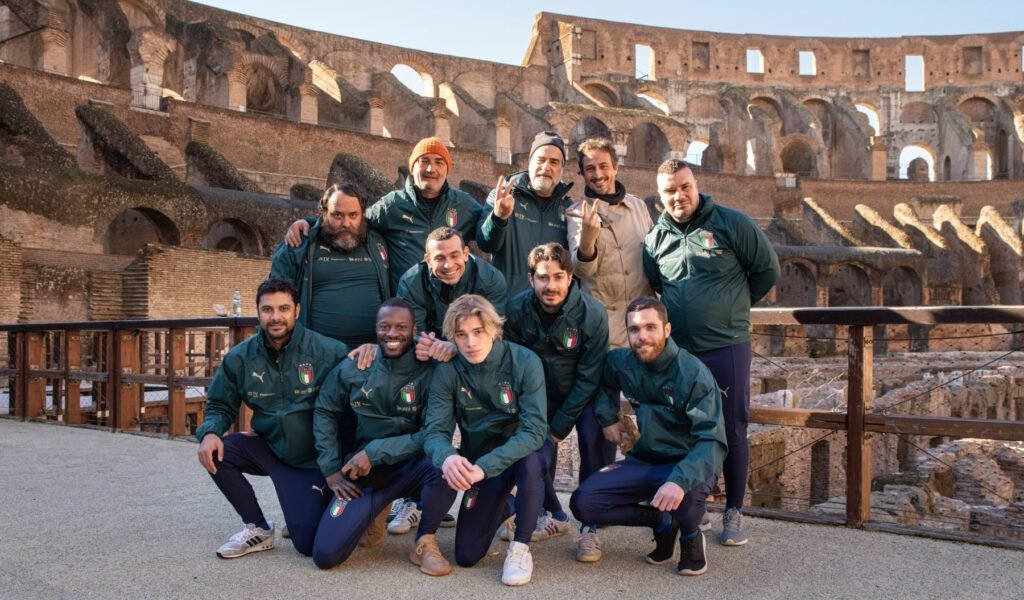 Crazy for Football racconta di un gruppo di pazienti psichiatrici che inizia a stare meglio grazie al sogno dei mondiali di calcio.