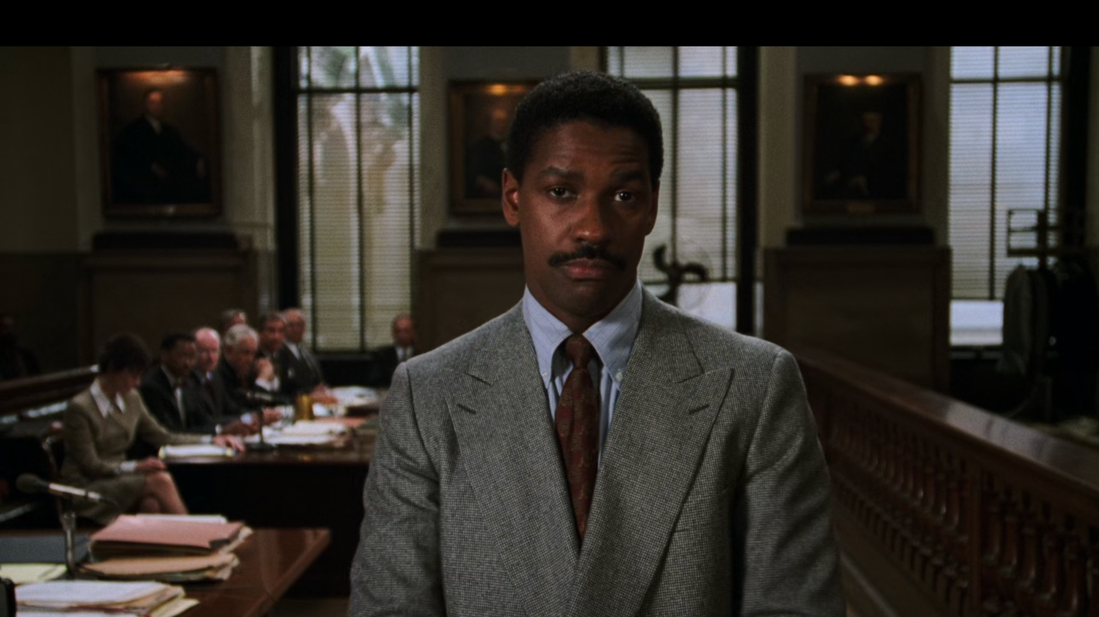 L'avvocato Miller si rivolge direttamente al pubblico, la giuria, invitandolo ad osservare i fatti e a lasciare alle spalle i pregiudizi.