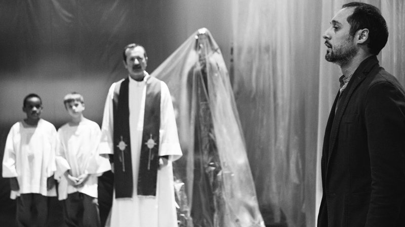 Un film che vede l'intreccio tra la capacità di sentire, di ricordare e di riconoscere attraverso un fastidioso fischio alle Orecchie.