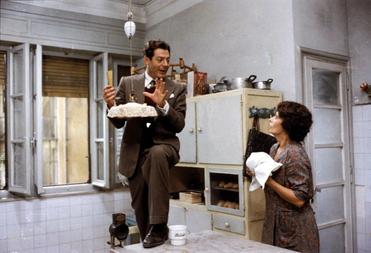 Il film di Ettore Scola "Una giornata particolare" sfrutta l'arrivo del Führer a Roma per riflettere sulla società e sui ruoli di genere.