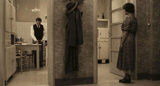 Il film di Ettore Scola "Una giornata particolare" sfrutta l'arrivo del Führer a Roma per riflettere sulla società e sui ruoli di genere.