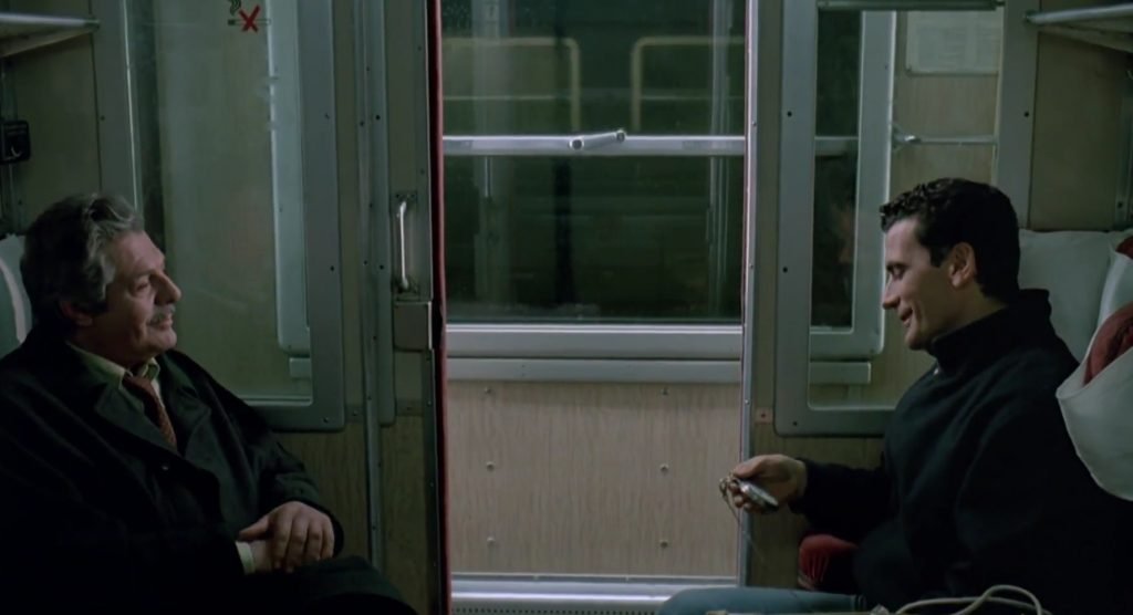 Che ora è di Scola ripropone un tema ancora attuale, la critica ad una cultura del successo che non sempre lascia spazio alla soggettività.