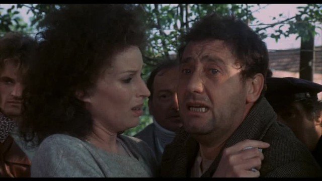 Lo scopone scientifico di Luigi Comencini, grottesco e metaforico affresco sulle classi sociali negli anni '70 italiani.