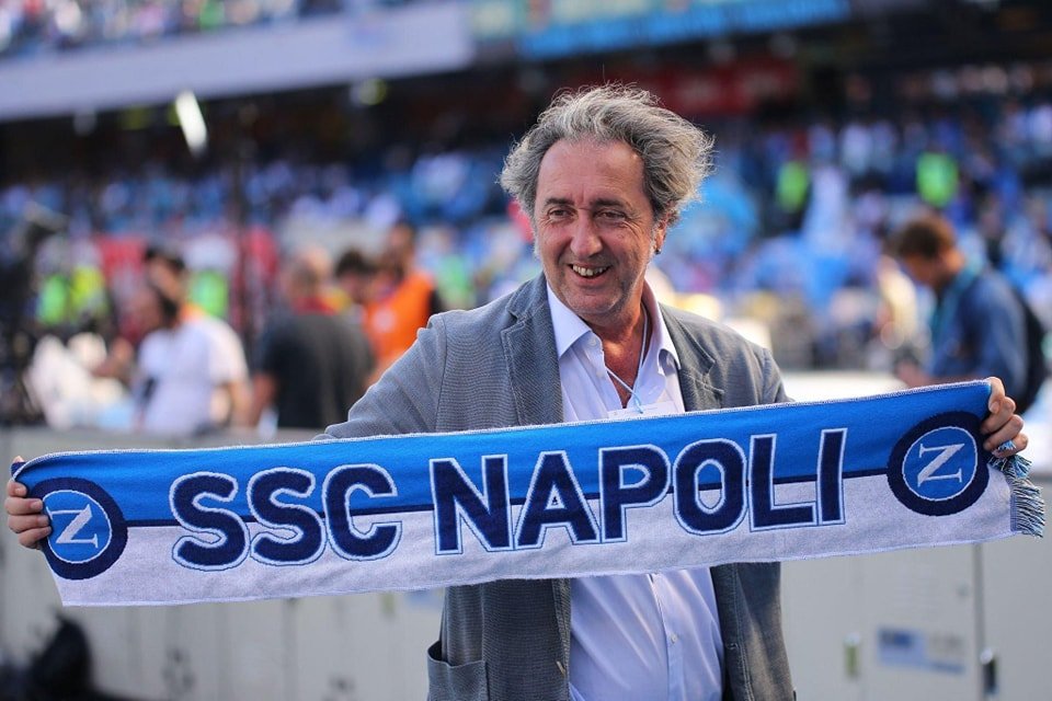 Dopo trentatré anni Napoli vince il terzo scudetto ed esplode di azzurro. Impressioni di una napoletana, tra Sorrentino e Liberato.