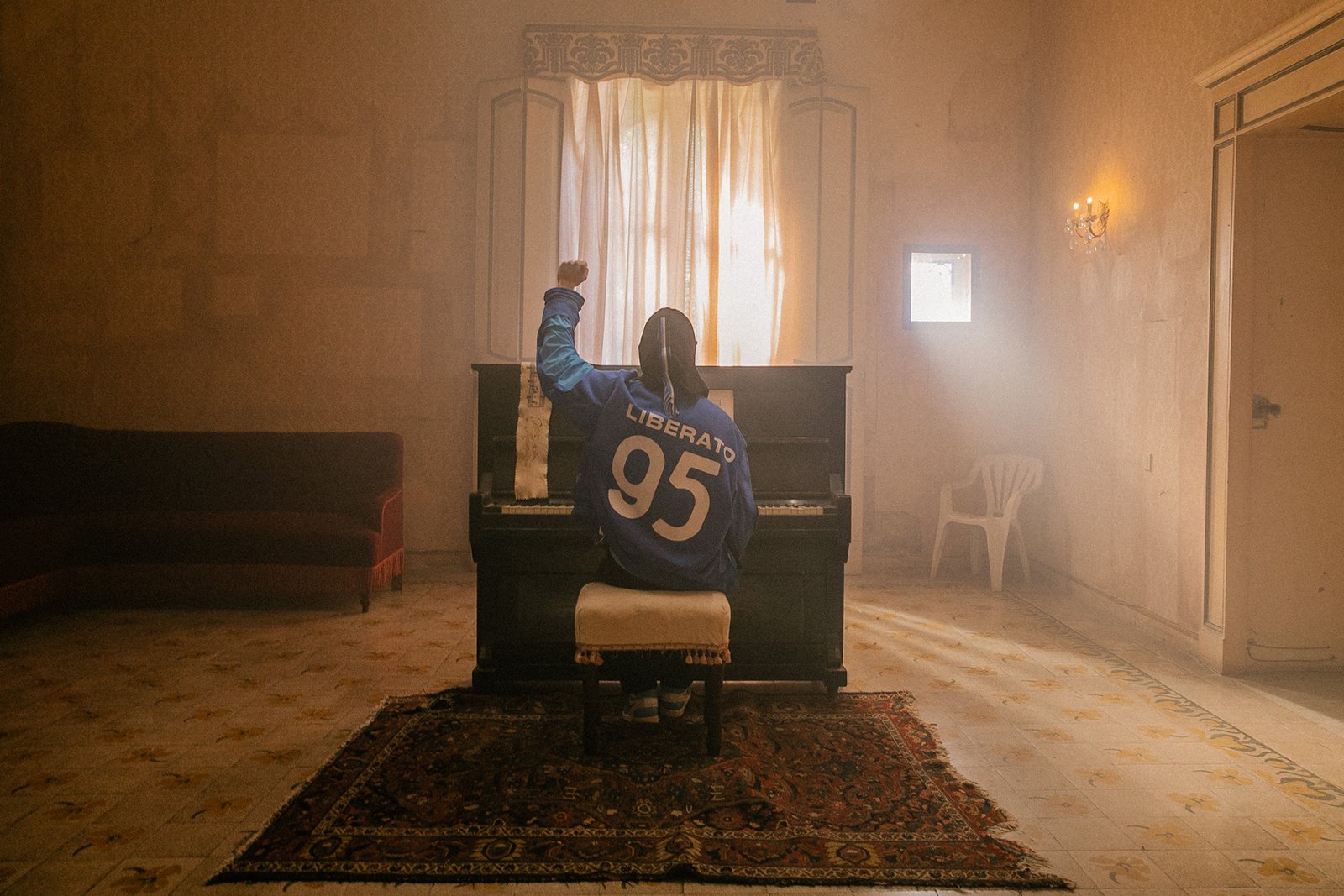 Dopo trentatré anni Napoli vince il terzo scudetto ed esplode di azzurro. Impressioni di una napoletana, tra Sorrentino e Liberato.