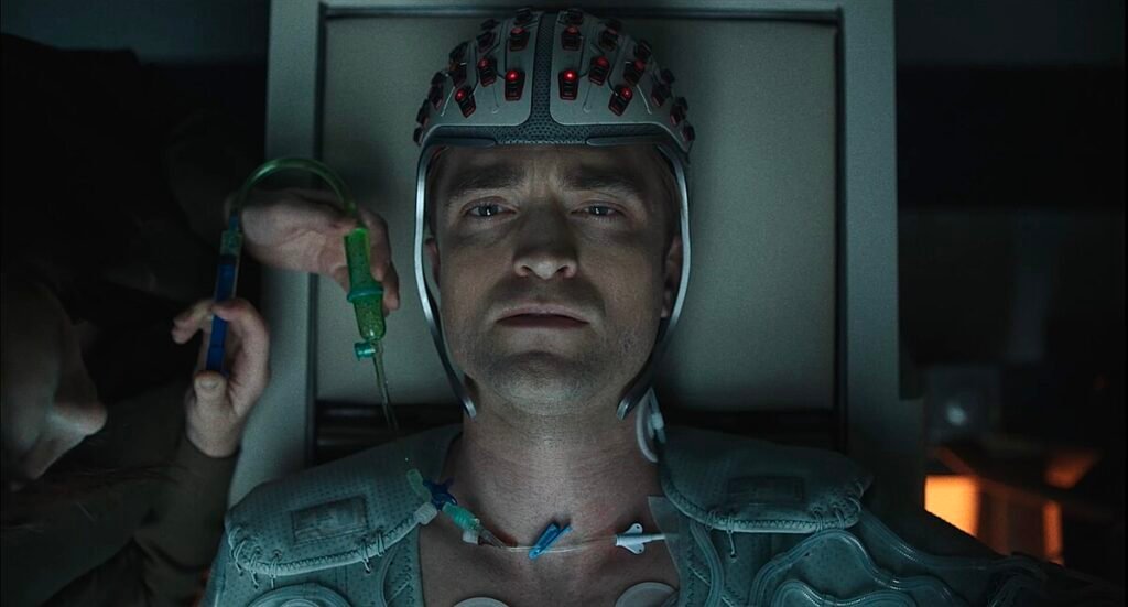 Robert Pattinson in una scena di Mickey 17