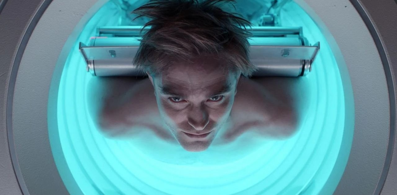 Robert Pattinson in una scena di Mickey 17