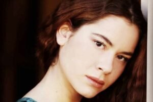 Lucia Lavia non si limita a ruoli tradizionali: la sua carriera è caratterizzata da scelte che sfidano le etichette di genere, come il personaggio di Dioniso