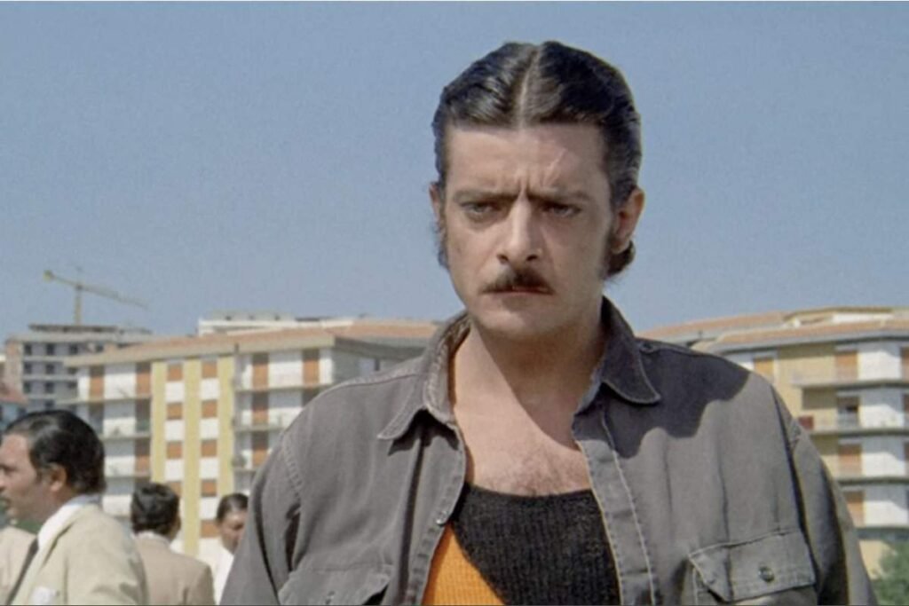 Un aneddoto curioso riguarda la scena in cui Mimì riesce a sedurre la moglie del brigadiere, interpretata da Elena Fiore. Per la scena di nudo